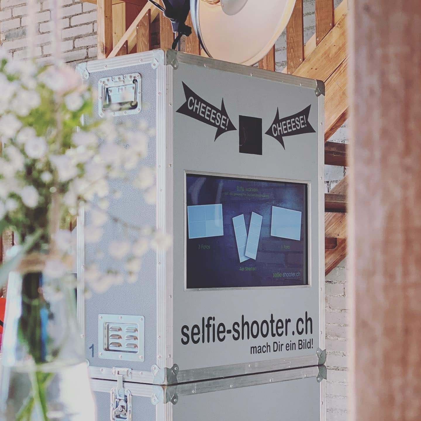 Eine Fotobox bei einer Hochzeit sorgt immer für viel Spass und Freude… GARANTIERT! 😃👍📸. Am Weekend durfte ein Selfie Shooter bei @myswissfarm für Erinnerungsbilder sorgen. 🎉📸
.
#fotobox #fotoboxmieten #photobooth #hochzeit #hochzeitsplanung #hochzeitsplaner #braut #event